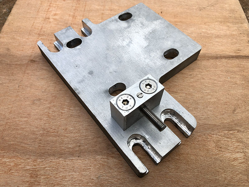 Hydraulic pump engine bracket