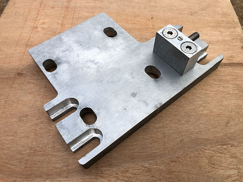 Hydraulic pump engine bracket